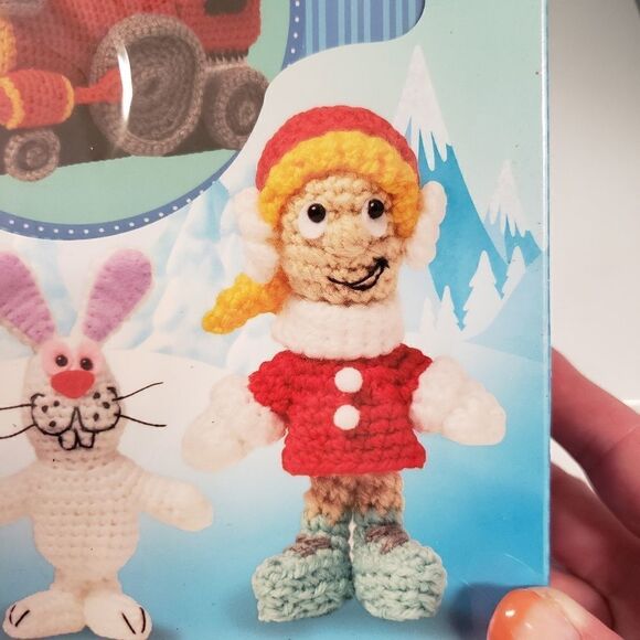 Frosty the Snowman Winter Theme Crochet Crafting Kit - Picture 5 of 8